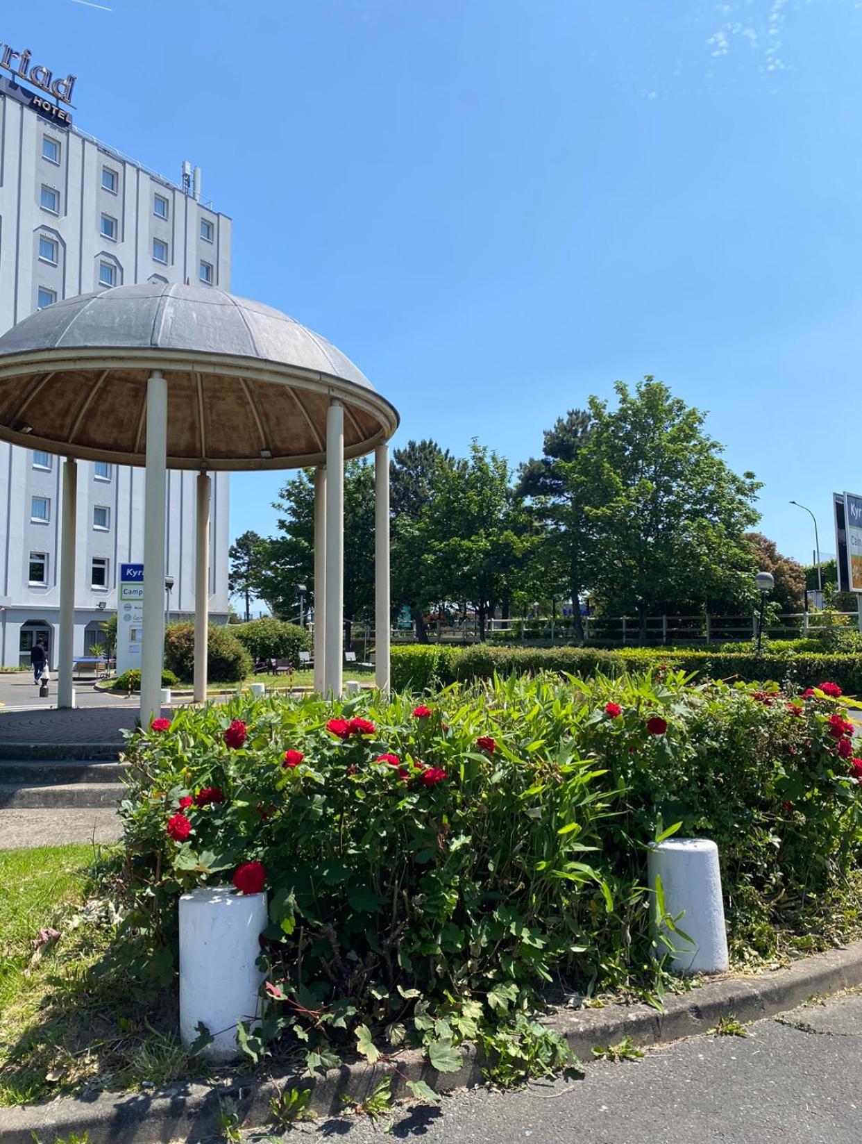 Kyriad Le Blanc-Mesnil Bagian luar foto