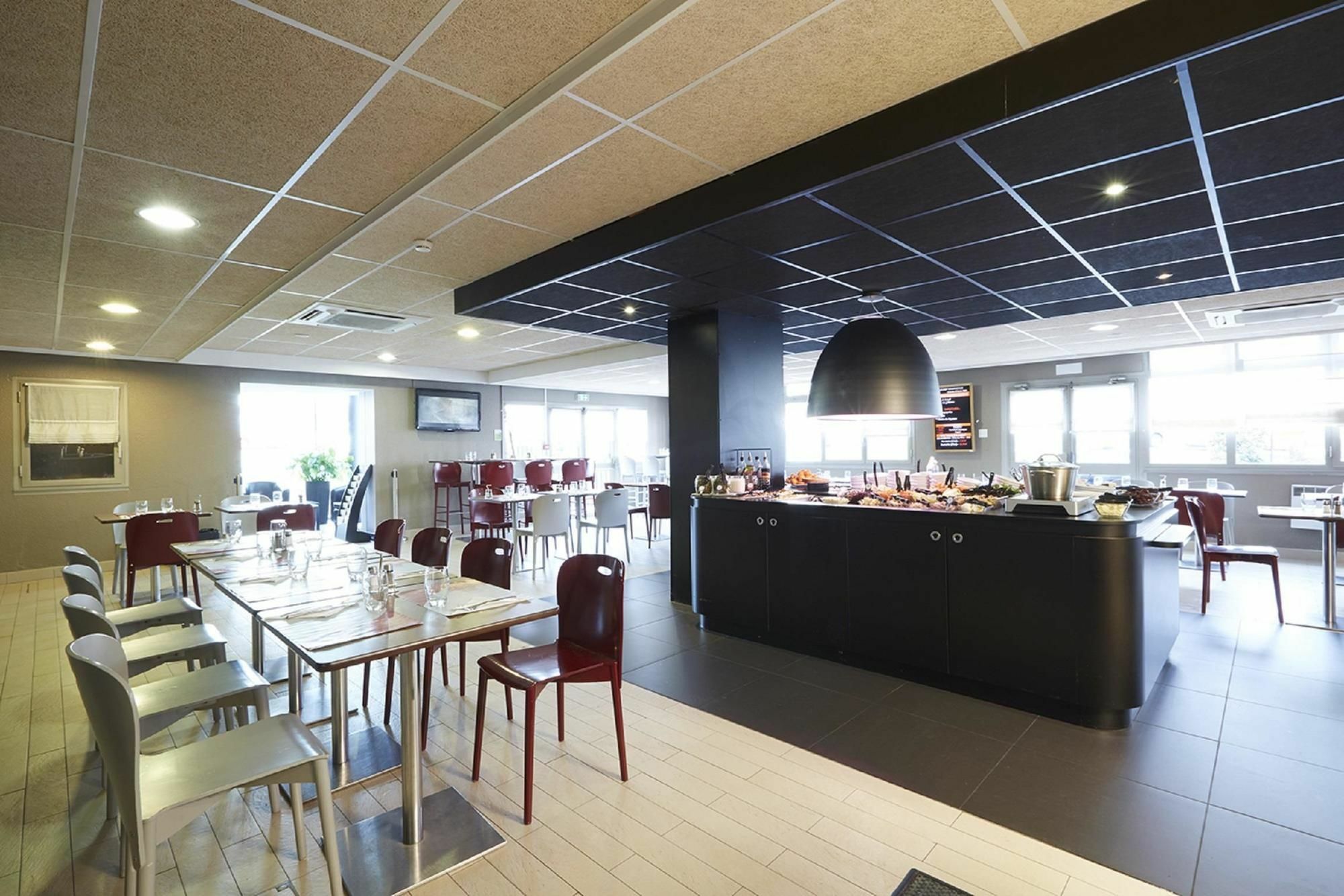 Kyriad Le Blanc-Mesnil Bagian luar foto
